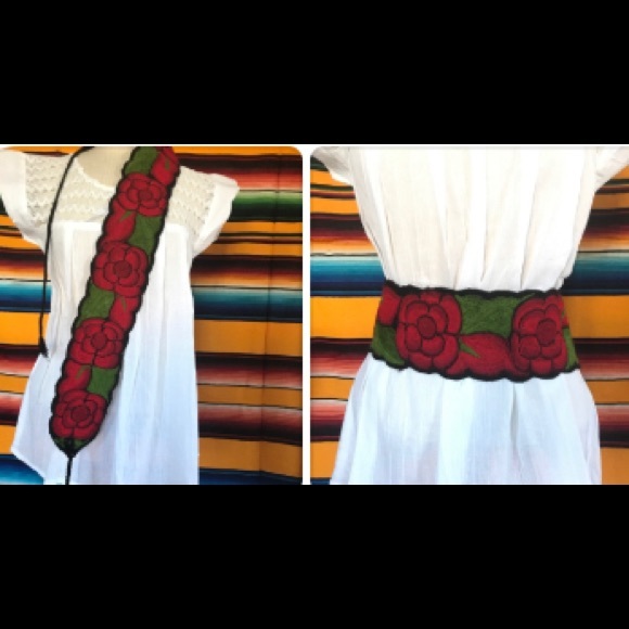 Cinto,( fajín) ancho con flores rojas bordadas - Picture 1 of 1